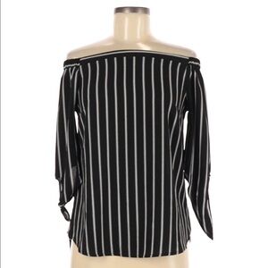 𝅺OFF the shoulder top